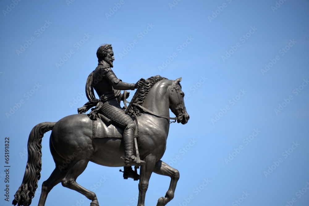 Obraz premium Statue of a man on a horse in Paris
