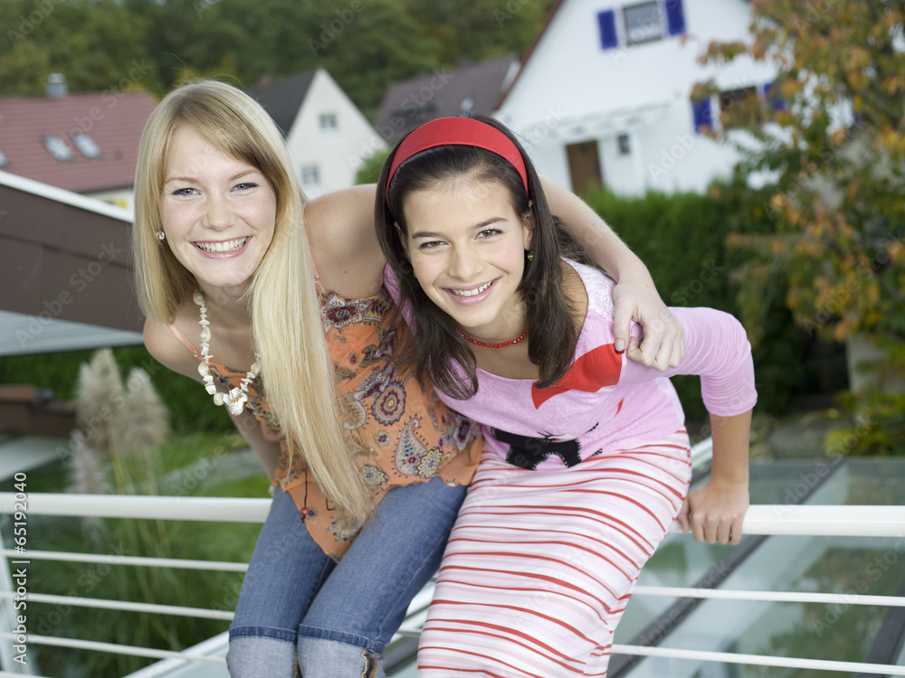 Zwei junge Mädchen , Portrait, lächelnd Stock Photo | Adobe Stock