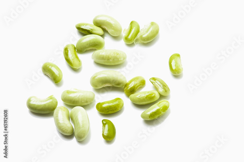 Grüne Bohnen auf weißem Hintergrund