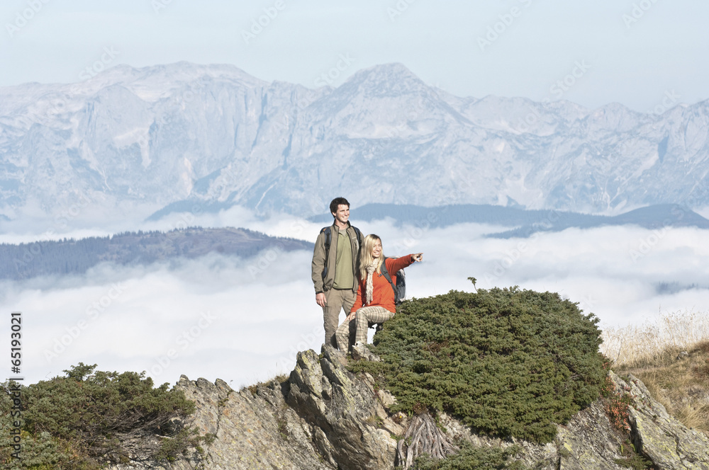 Österreich, Reiteralm , Wanderer in den Bergen, Frau zeigen