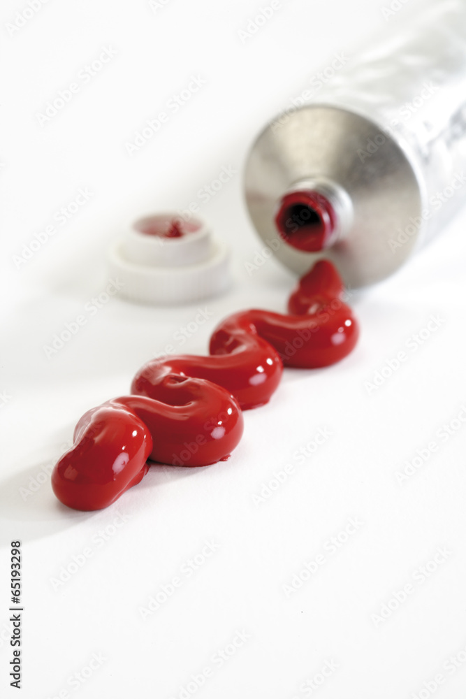 Farbrohr und rote Farbe Farbrohr und rote Farbe