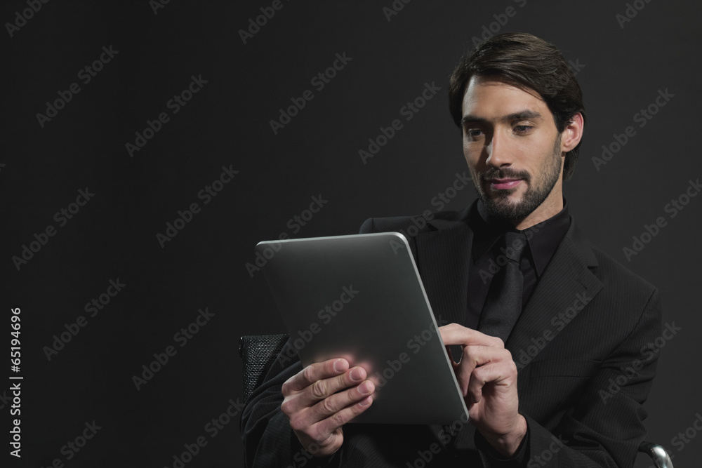 Junger Mann mit digitalen Tablet Junger Mann mit digitalen Tablet