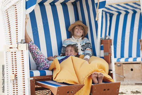 Deutschland,St.Peter- Ording,Nordsee,Kinder ( 6-9) ruht auf Strandkorb