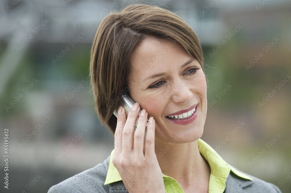 Deutschland,Hamburg,Close up von Business-Frau am Telefon,lächelnd Deutschland,Hamburg,Close up von Business-Frau am Telefon,lächelnd