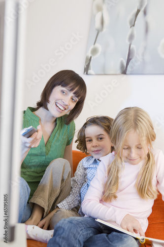 Mutter und Kinder vor dem Fernseher zusammen