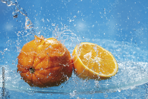 Fototapeta Naklejka Na Ścianę i Meble -  Spritzwasser auf frischen Orangen