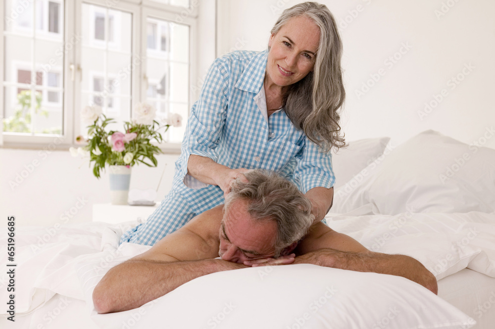 Ältere Menschen empfangen Kopfmassage von der Frau Ältere Menschen empfangen Kopfmassage von der Frau