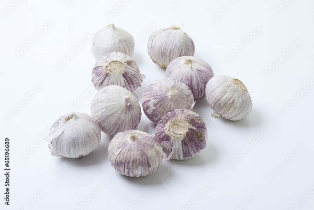 Chinesischen Knoblauch Glühbirnen auf weißem Hintergrund Chinesischen Knoblauch Glühbirnen auf weißem Hintergrund
