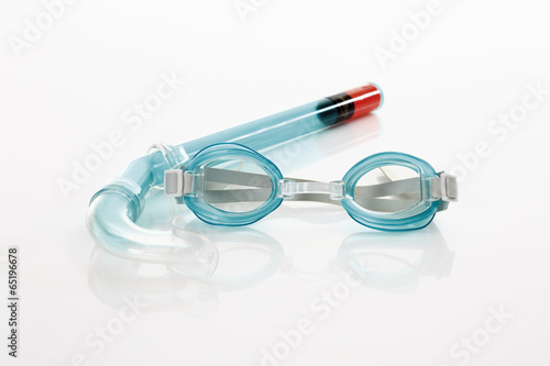Schutzbrille mit Schnorchel auf weißem Hintergrund