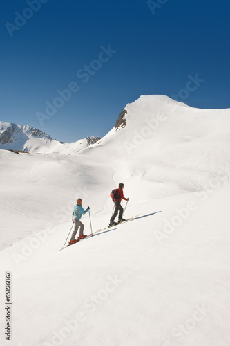  Zauchensee , Junges Paar Langlauf in den Bergen, Seitenansicht