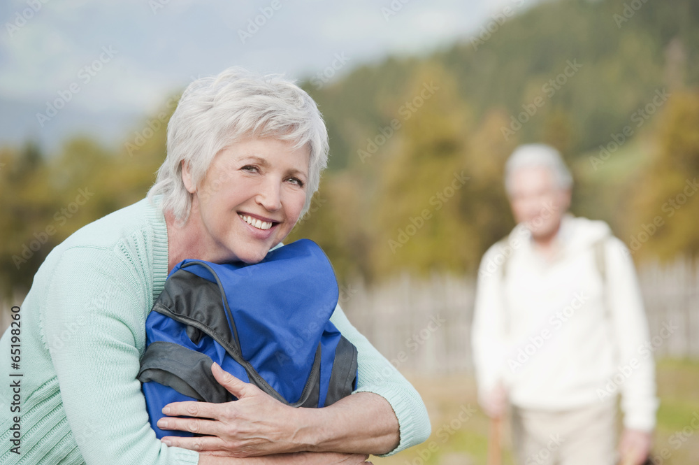 Italien,Südtirol,Ältere Frau lächelnd mit Mann im Hintergrund auf Dolomiten