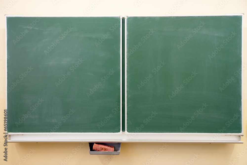 leere Kreidetafel in einem Klassenzimmer