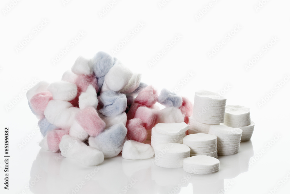 Cotton Pads und Baumwolle Bälle auf weißem Hintergrund Cotton Pads und Baumwolle Bälle auf weißem Hintergrund