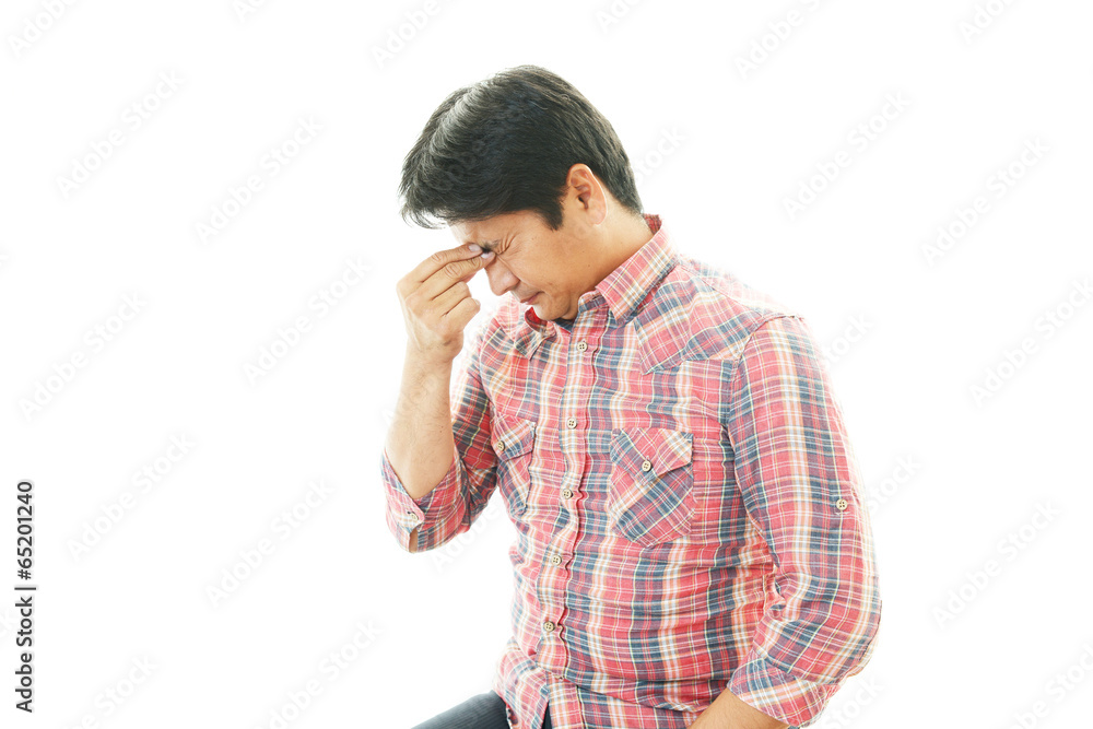 疲れた表情の男性