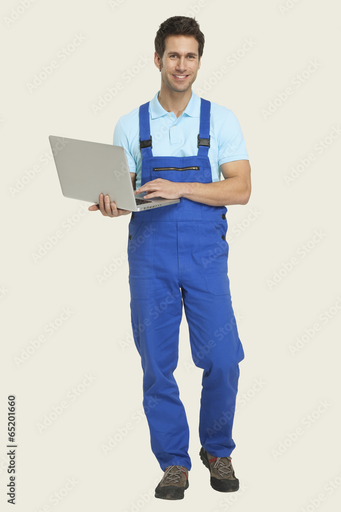 Mann im GesamthalteLaptop,Lächeln,Porträt Mann im GesamthalteLaptop,Lächeln,Porträt