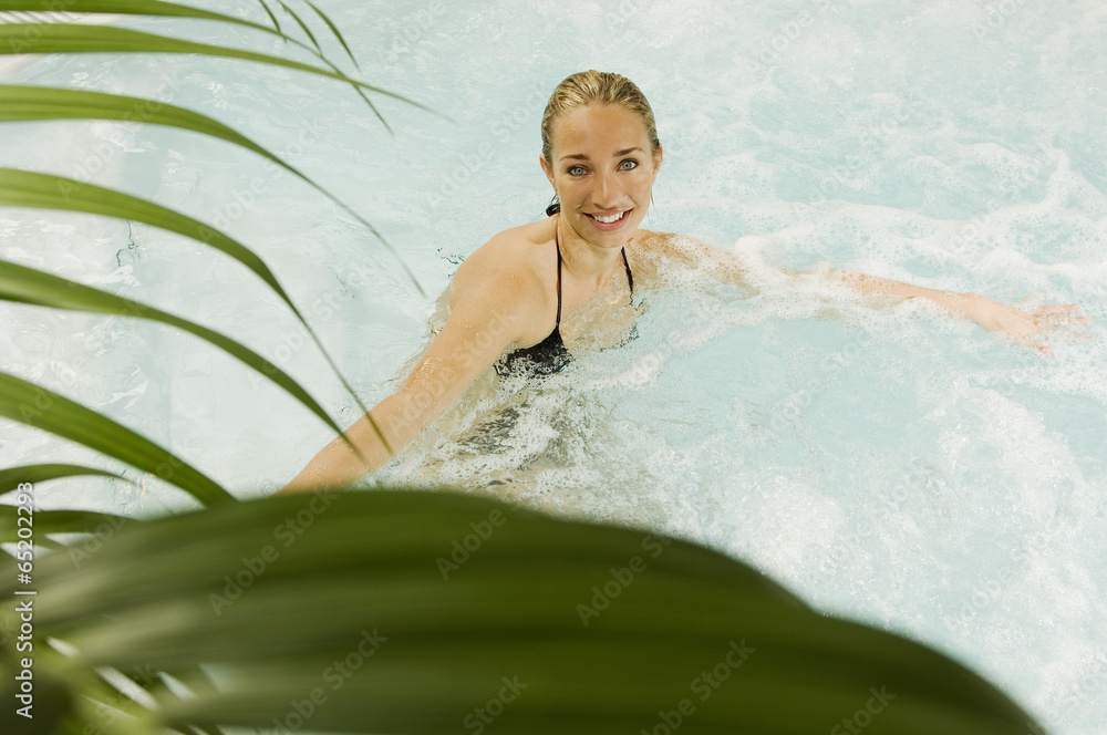 Obraz premium Junge Frau im Schwimmbad, lächelnd, Porträt