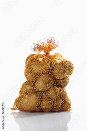 Sack Kartoffeln auf wei  em Hintergrund