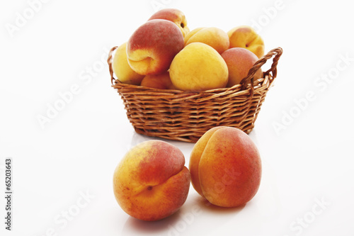 Aprikosen im Korb auf weißem Hintergrund, close up