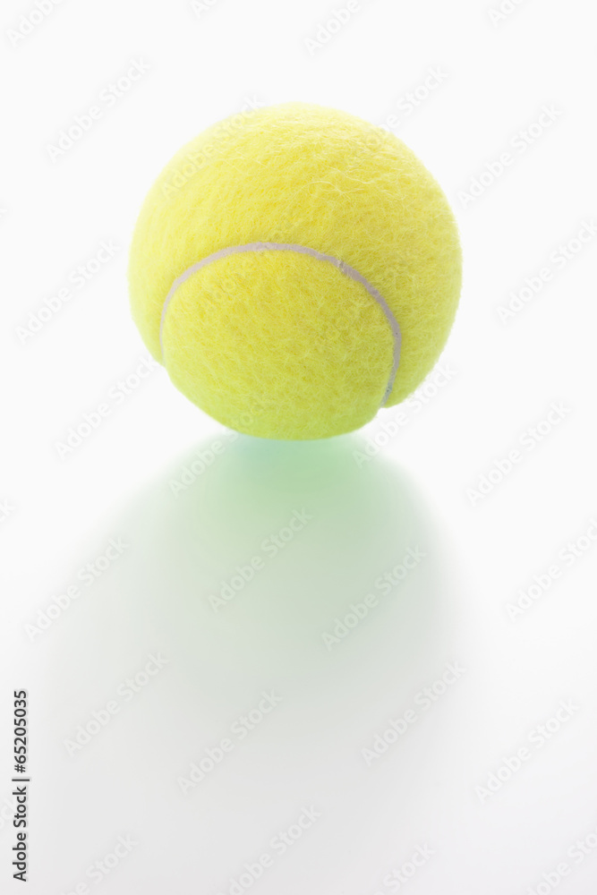 Tennis Ball auf weißem Hintergrund