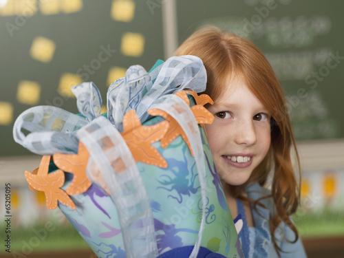 Mädchen hält schoolcone