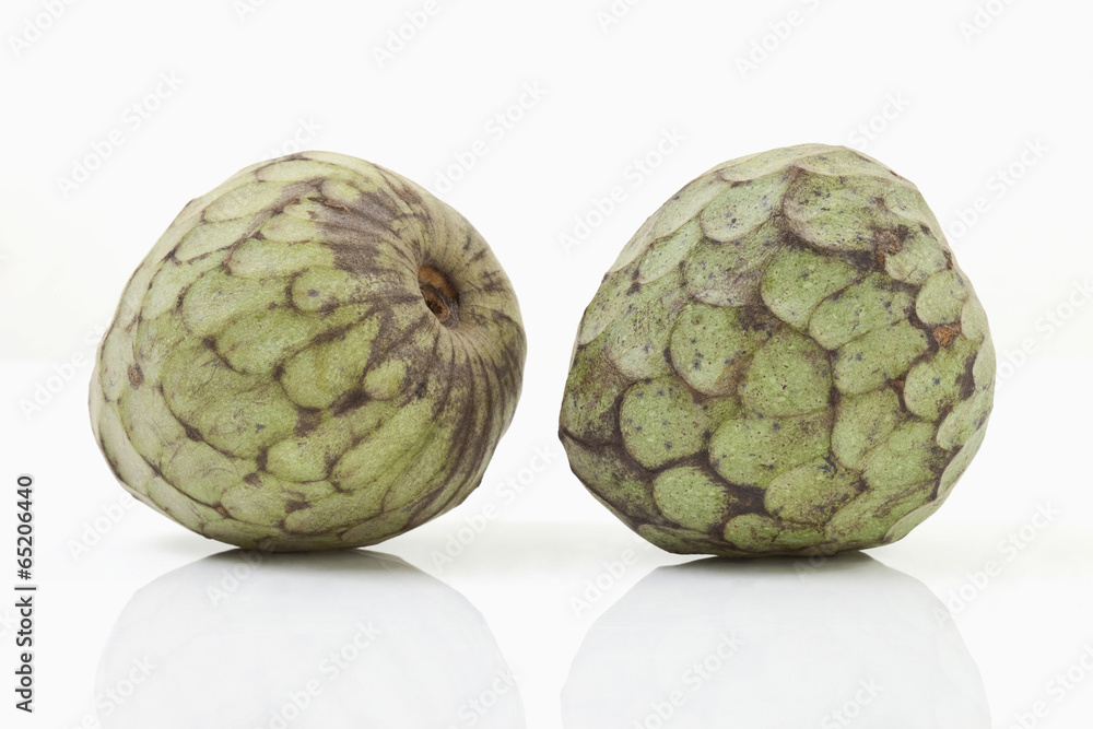Zwei Cherimoya auf weißem Hintergrund Zwei Cherimoya auf weißem Hintergrund