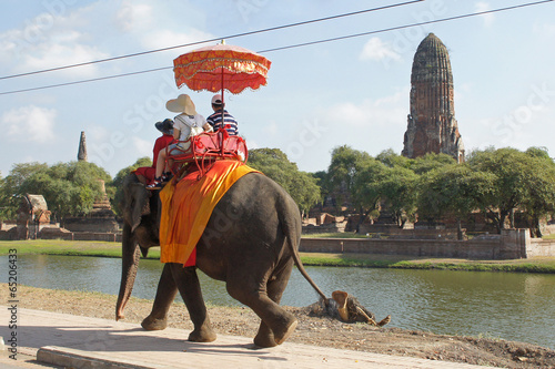 Touristen vor dem Wat Ratchaburana, Ayutthaya, Thailand, Asien © alfotokunst