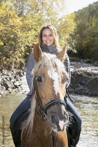  Junge Frau Reitpferd