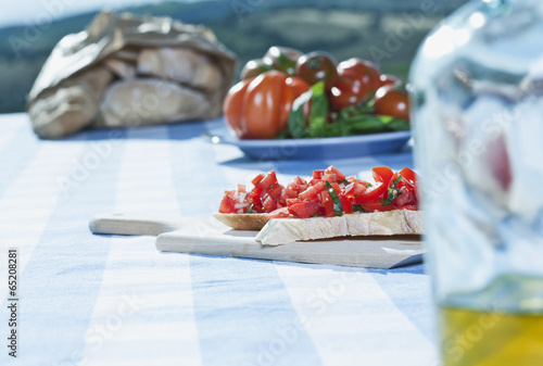 Italien,Toskana,Magliano,Bruschetta,Brot,Tomaten und Olivenöl auf dem Tisch photo