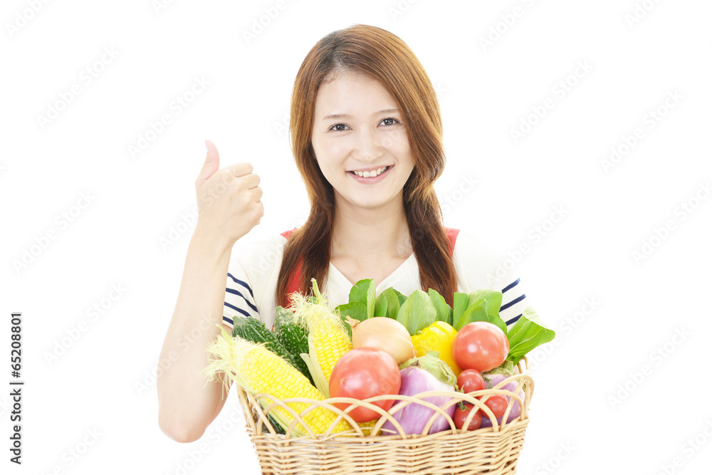 野菜を持つ笑顔の女性 野菜を持つ笑顔の女性