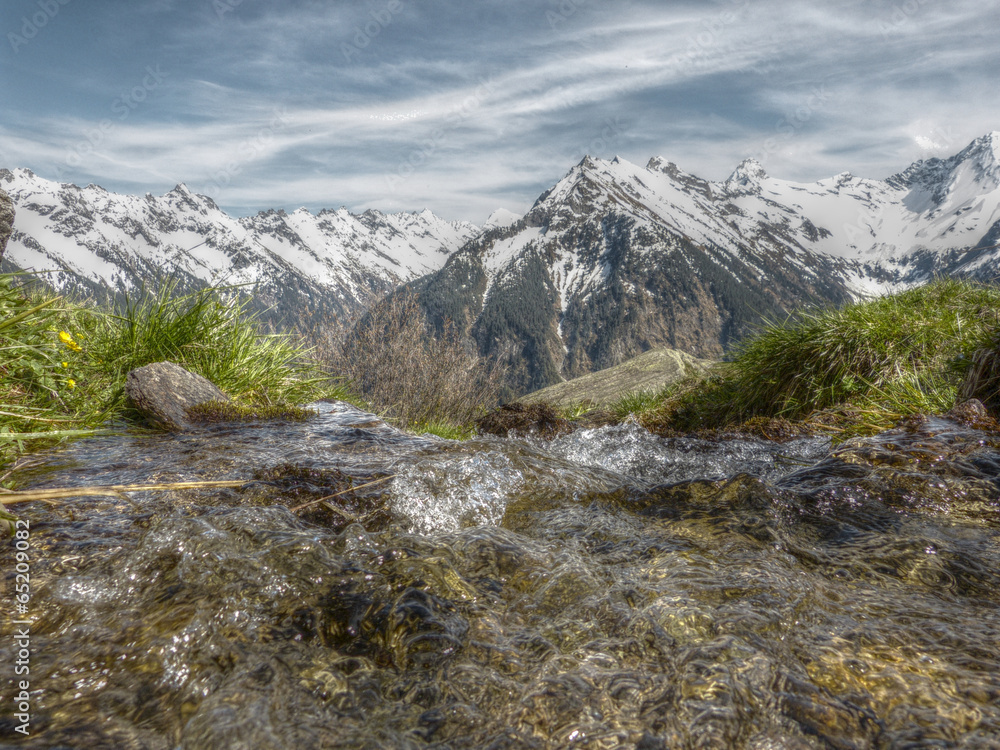 Quellwasser im Hochgebirge in HDR