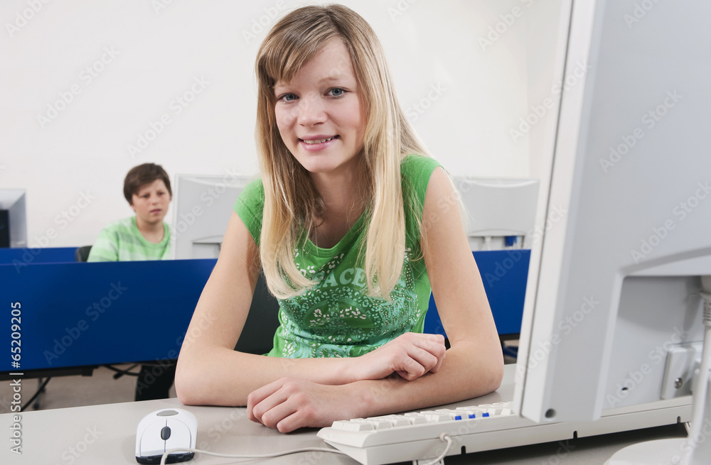 Deutschland,Emmering,Teenager-Mädchen (14-15) lächelnd mit Teenager-Jungen  mit Computer im Hintergrund Stock Photo | Adobe Stock