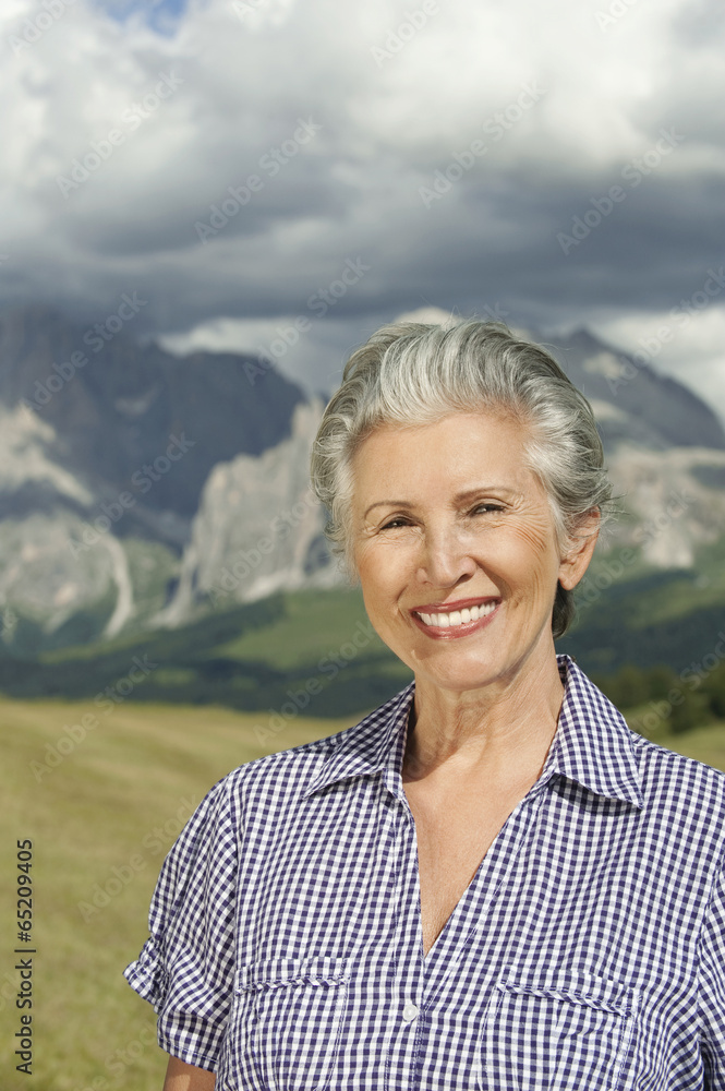 Italien,Seiseralm,Senior Frau lächelnd,Porträt,Nahaufnahme Italien,Seiseralm,Senior Frau lächelnd,Porträt,Nahaufnahme