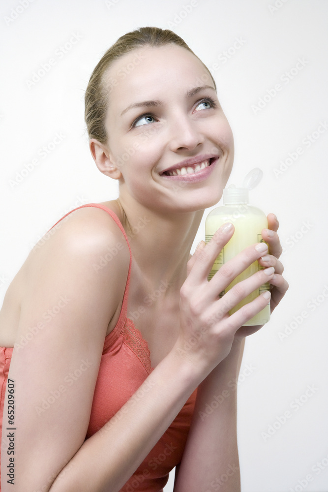 Youn Frau,die Flasche mit Badelotion,Portrait