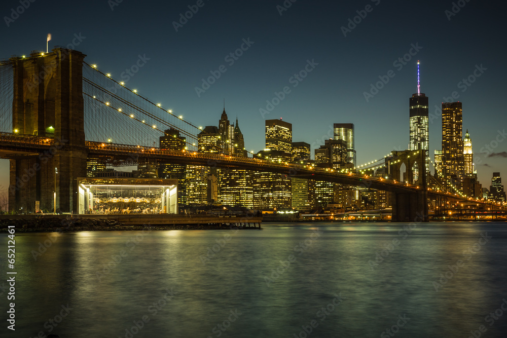 Beleuchtete Brooklyn Bridge und Skyline von Manhattan