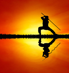 Ingelijste posters Vechtsport Shaolin monnik pose bij zonsondergang  © sognolucido