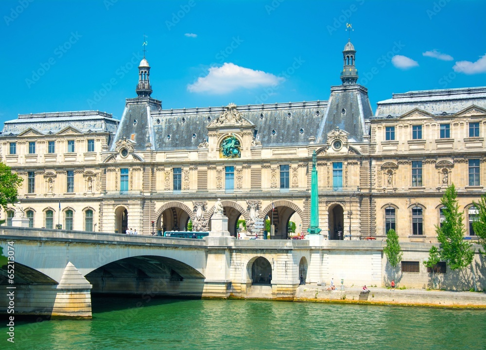 Fototapeta premium Musée du Louvre à Paris au bord de Seine