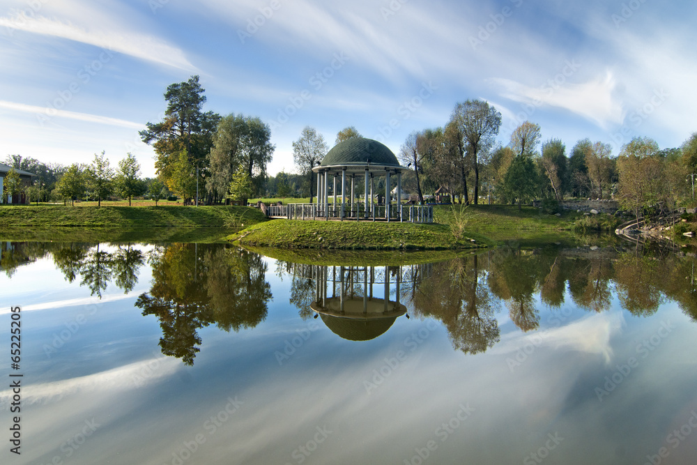 Fototapeta premium Arbor over the lake