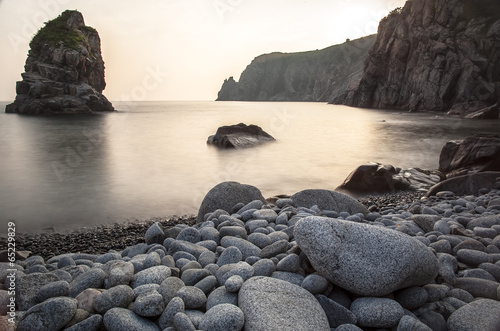 Εκτύπωση καμβά horizontal landscape of rocky coast with pebbles