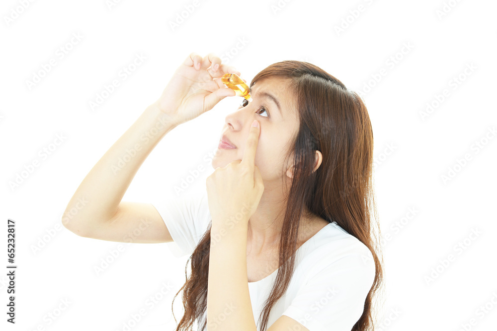Naklejka premium 目薬をさす女性
