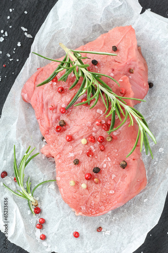 Fotografia Raw beef steak with pepper beans, salt and fresh rosemary