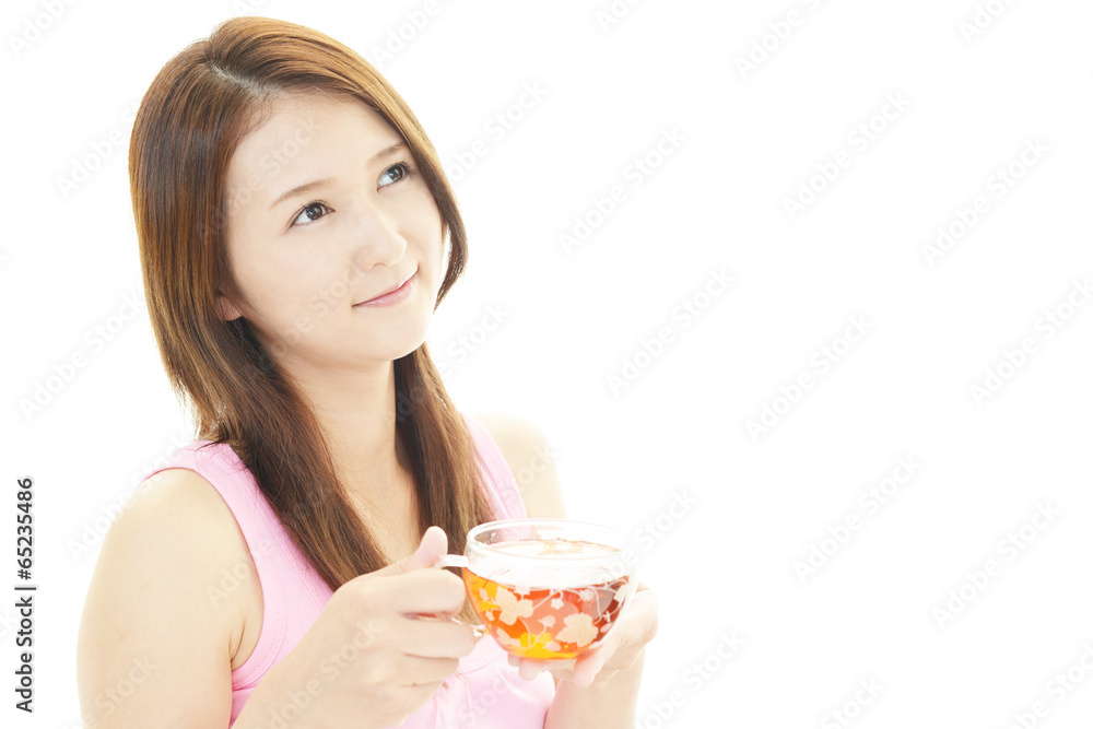 ティーを飲む笑顔の女性 ティーを飲む笑顔の女性