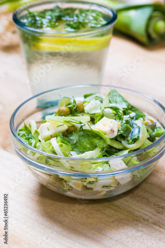 lemonade with parsley and bowl of vegetarian salad