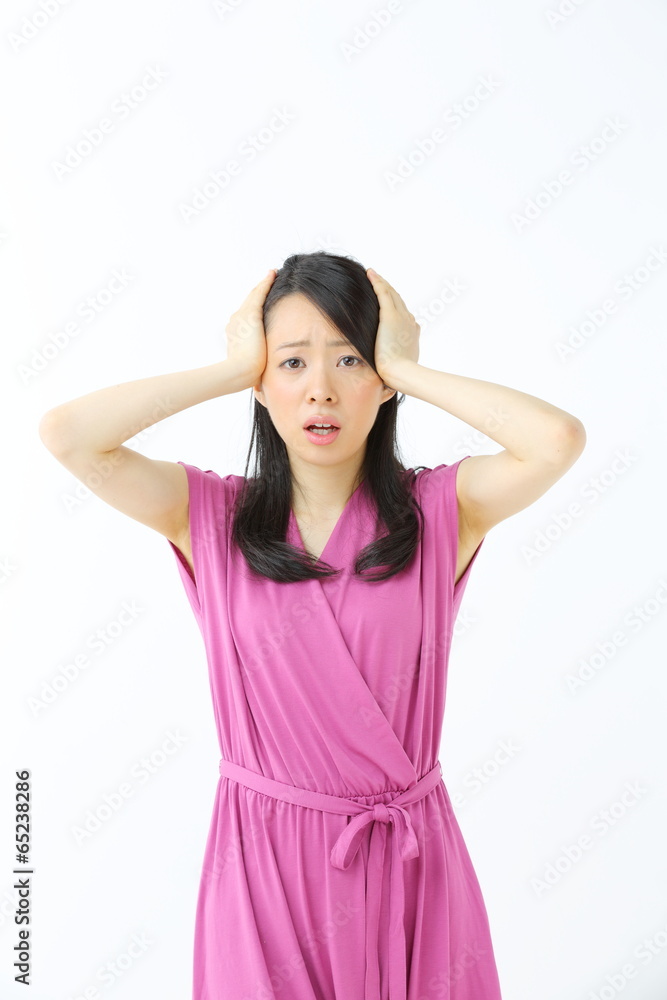 悩む若い女性 悩む若い女性