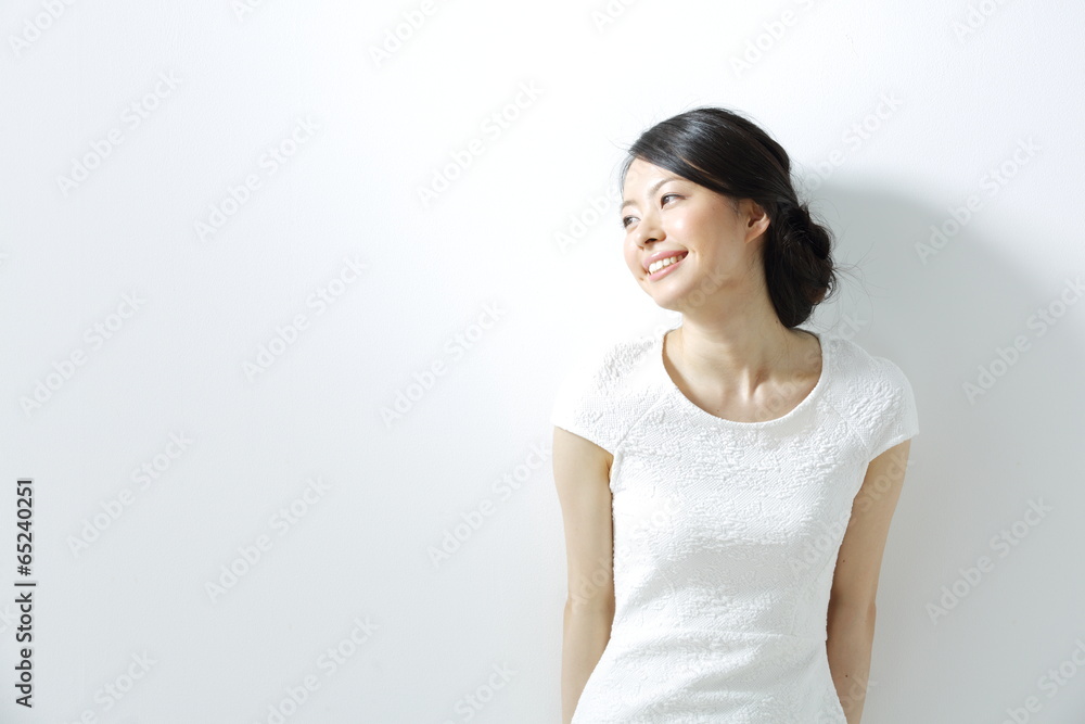 日差し・若い女性