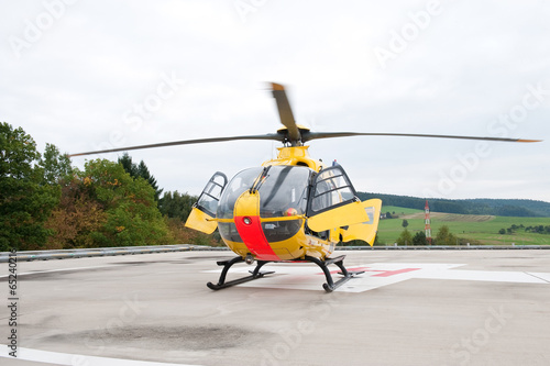 Rettungshubschrauber auf Hubschrauber Landeplatz