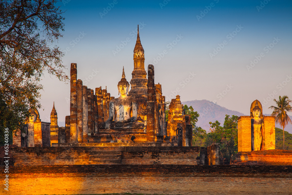 Naklejka premium ancient temple at Sukhothai historical park Sukhothai province