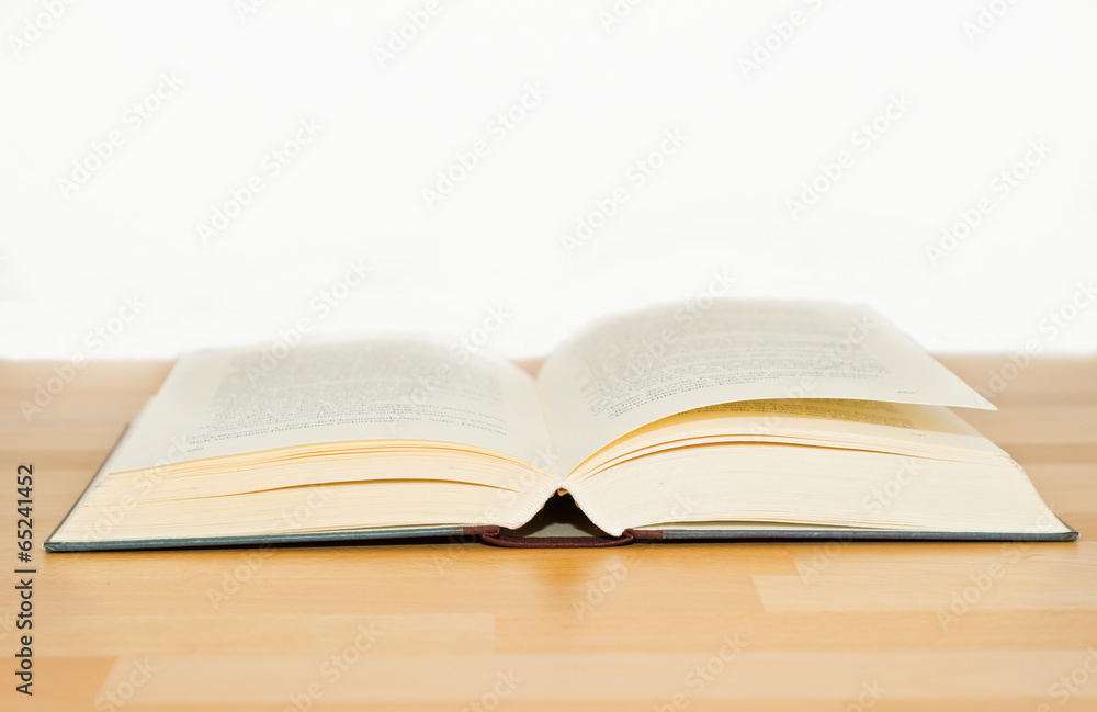 Buch_aufgeklappt Buch_aufgeklappt