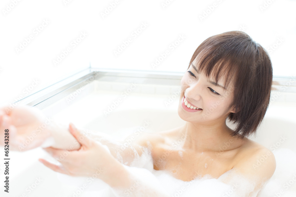 お風呂に入る女性 お風呂に入る女性