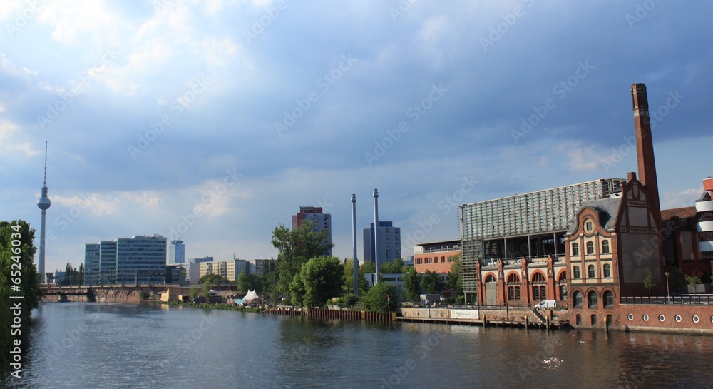 Naklejka premium Blick von der Schillingbrücke nach Berlin-Mitte