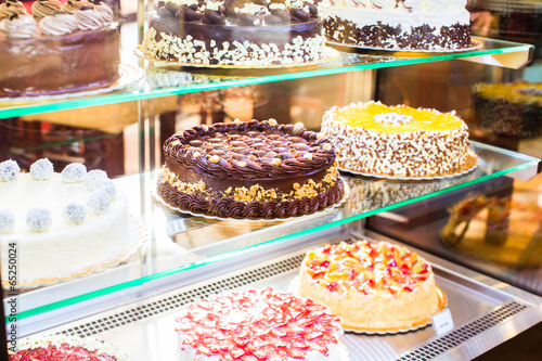 Bäckerei Vitrine mit Torten in Konditorei photo